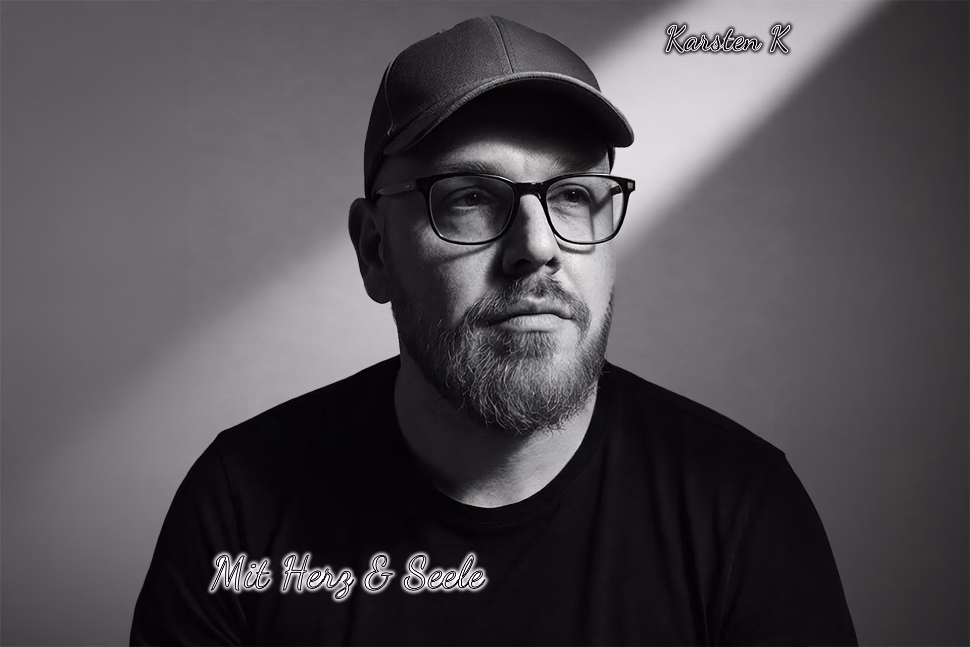 Portr&auml;t von Karsten K mit Schriftzug &bdquo;Mit Herz & Seele&ldquo; &ndash; Albumcover in Schwarz-Wei&szlig;