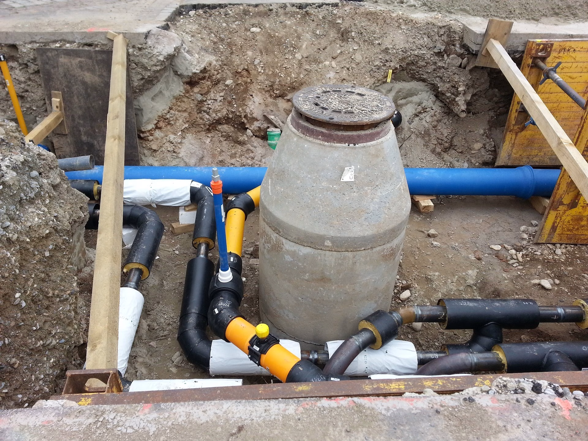 Mischwasserkanal in Laufertstraße in der Renovierung. Zentrum für kommunale und … … … … … … … … … … … … … … … … … … … … …
