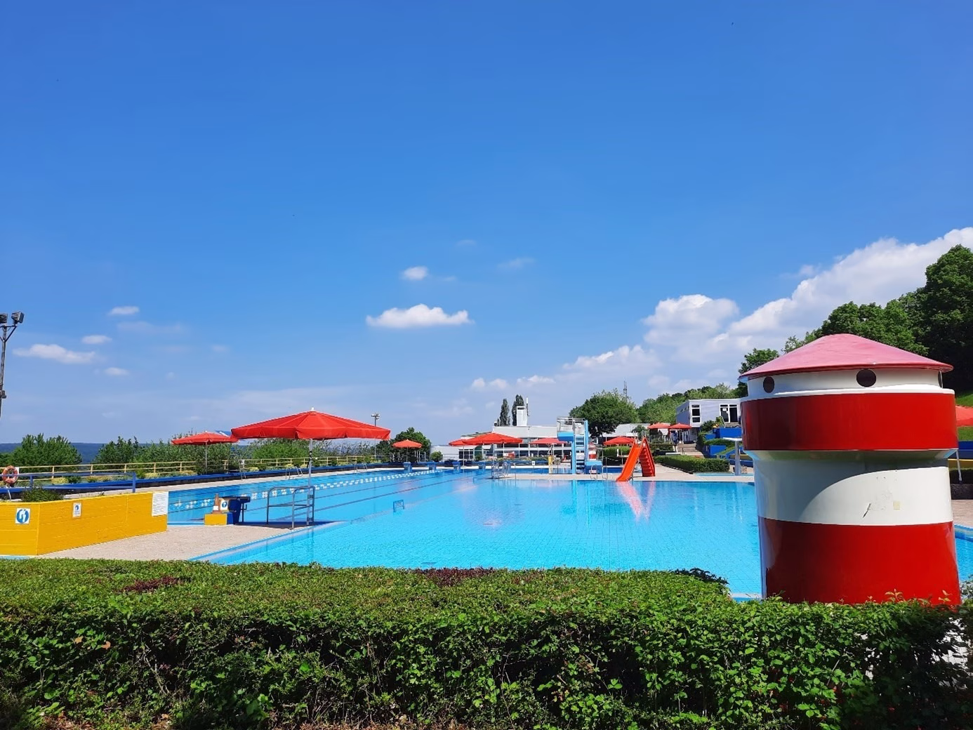 Freibad-Start: 26. Mai 2022 mit neuen Öffnungszeiten. Der im Ortenburg-Schlauchboot im Freibad-Komplexe sichtbare Sportler.