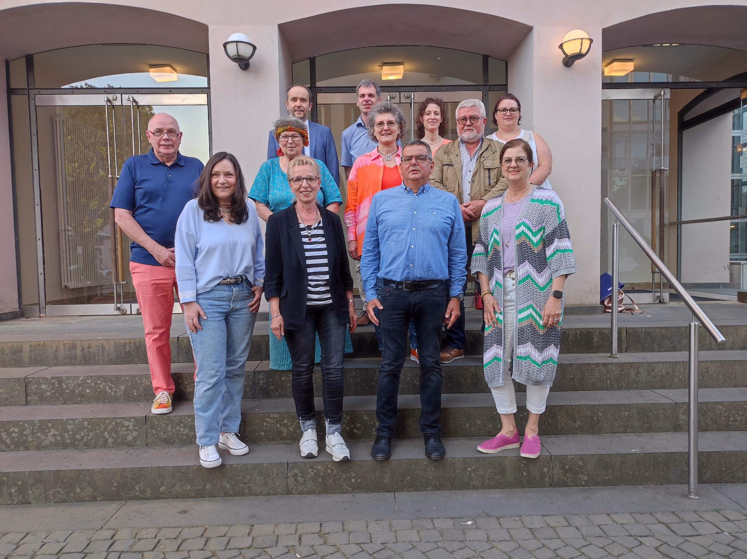 Gesellschafts- und Wirtschafts-Verkettungsschau im Schloßtheater. Marion Strempel, 1. Vors. des Ottweiler-Gew. v., mit dem Team vor dem Schloßtheater. Im H.: B. M., H. und V. v., S. Im V.: A