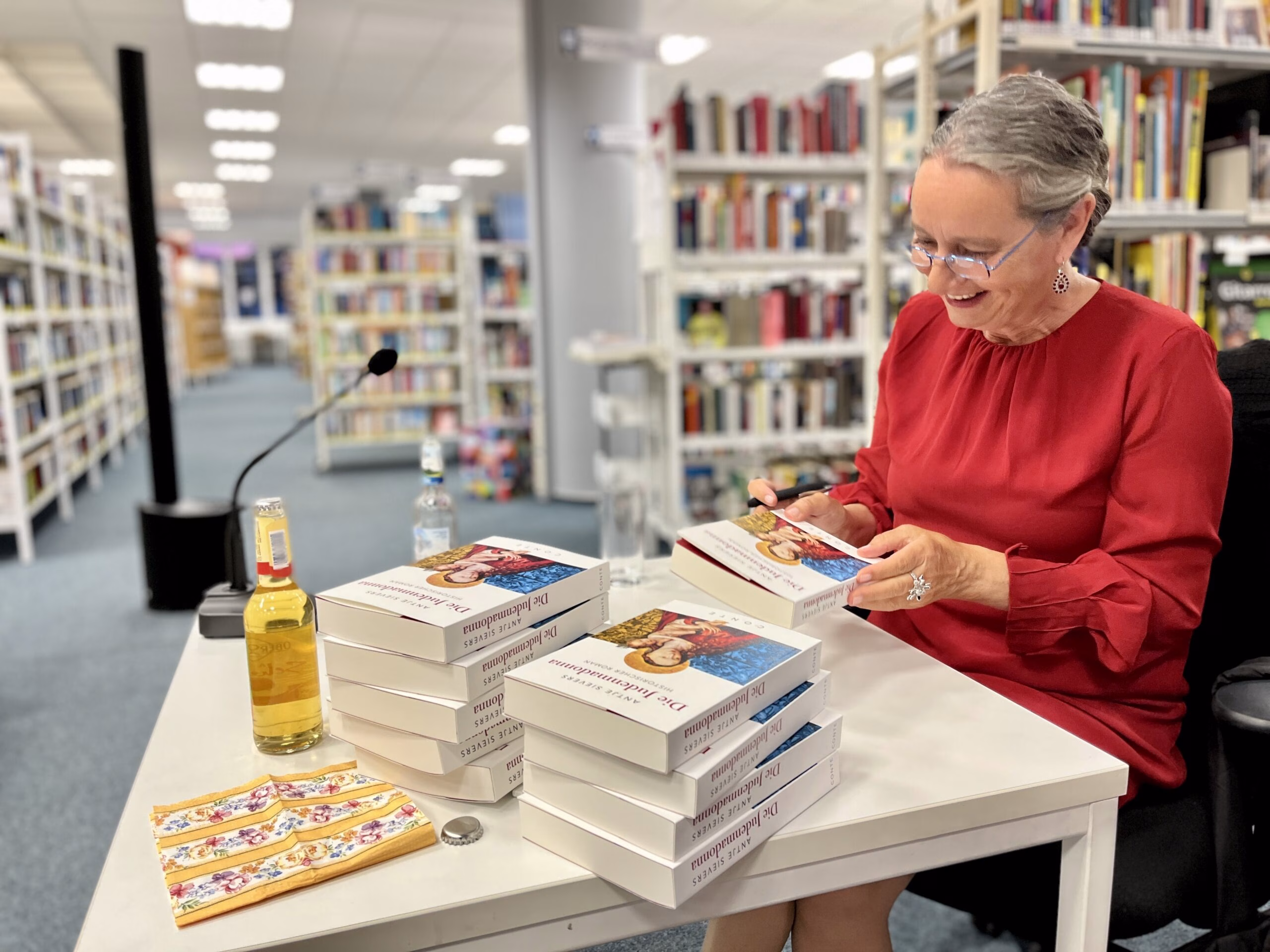Jü Die Lesung von Anja Sievers im St. Ingberter Bibliotheksbüchertum. Die Autorin präsentiert ihre Roman-“Jüdend-Madonna”-Erschien im St. Ingberter-Verlag-“Erschien im St. Ingberter-Verlag-“Erschien im St. Ing