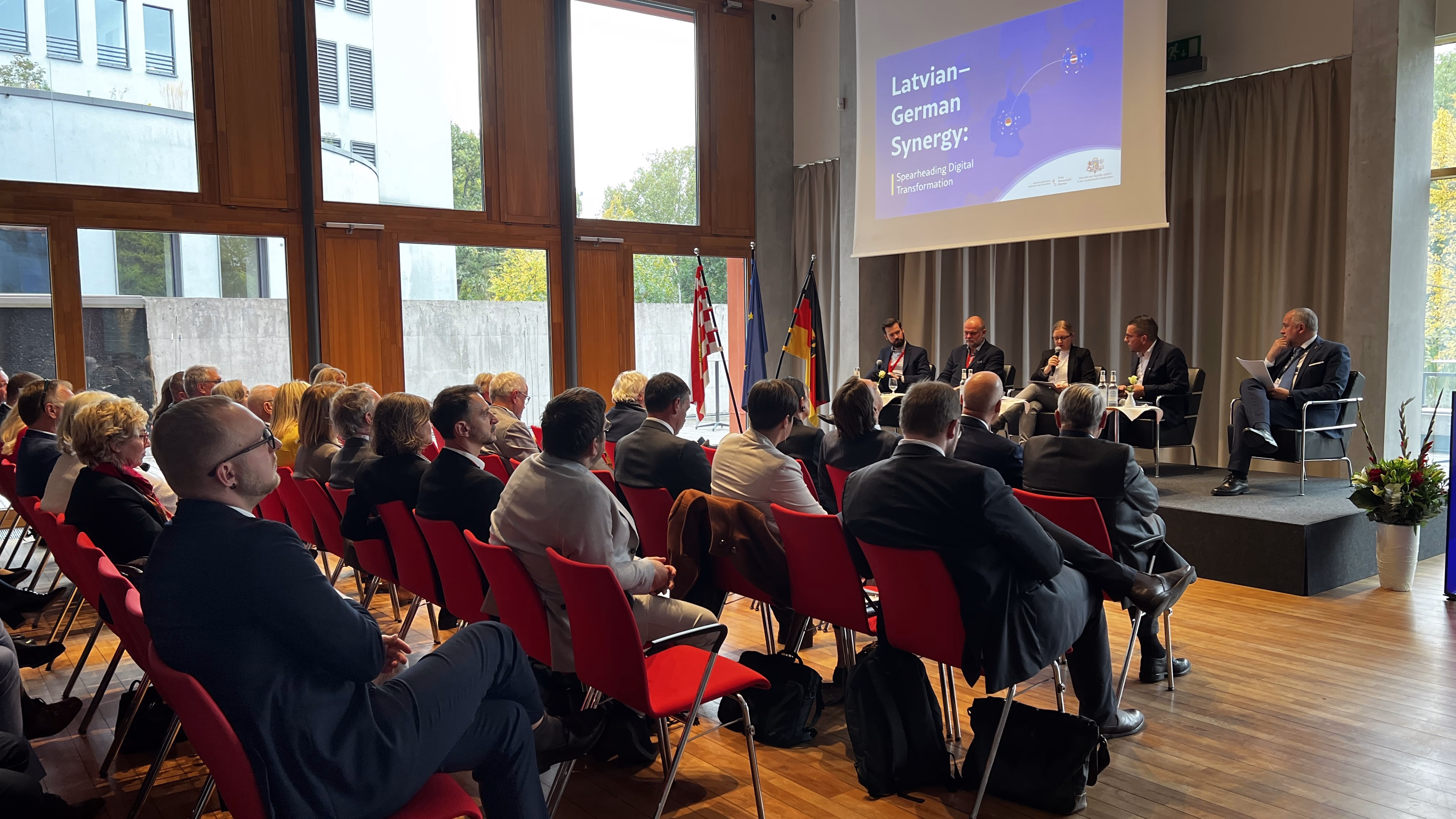 Oberbürgermeister Marc Speicher bei der Podiumsdiskussion in der Landesvertretung der Hansestadt Bremen in Berlin. Podiumsdiskussion in der Landesvertretung der Hansestadt Bremen in Berlin.