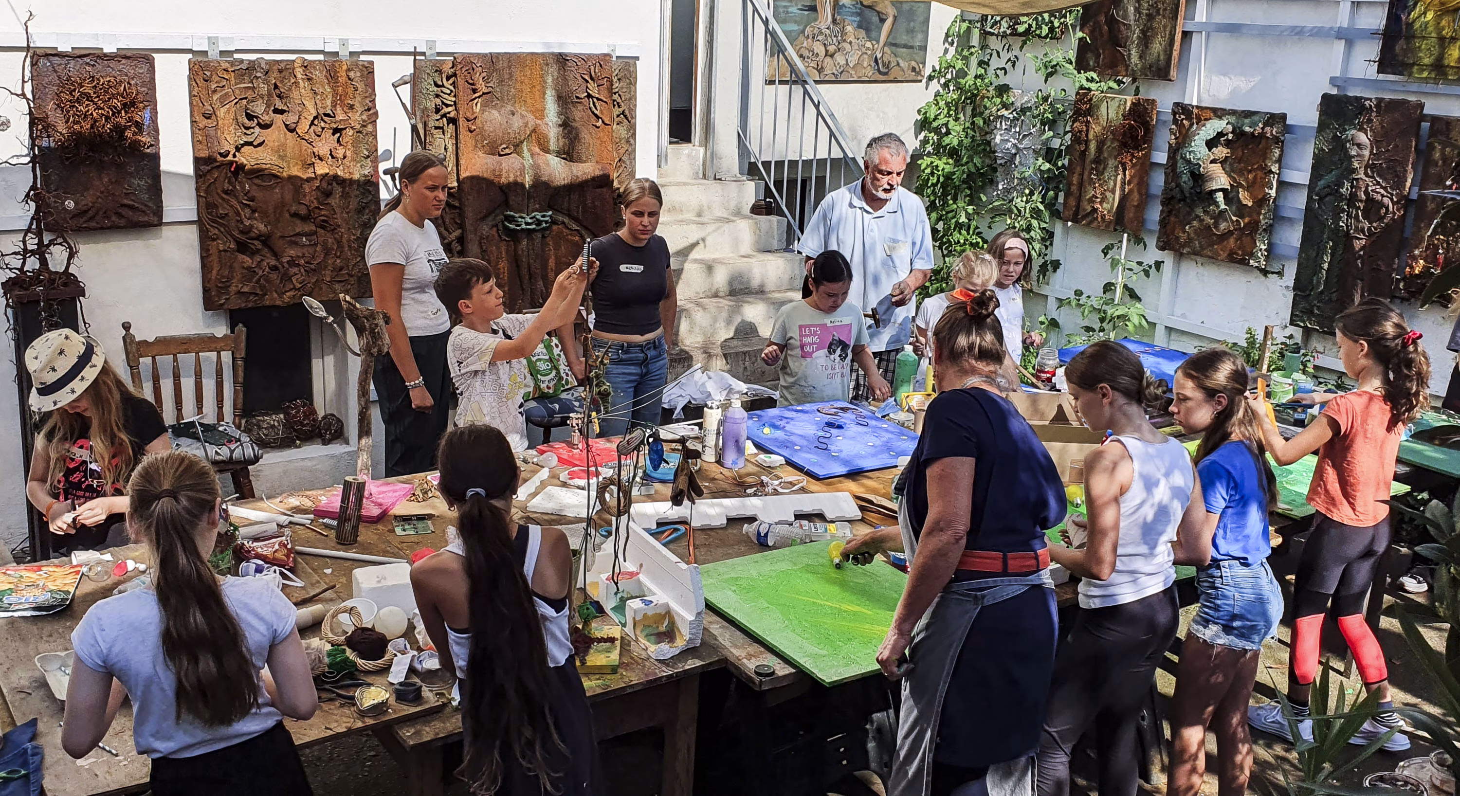 Die Teilnehmer/innen des Sommer-Kunstworkshops bei der Arbeit im Atelier Mario Andruet. Sommer-Kunstworkshops bei der Arbeit