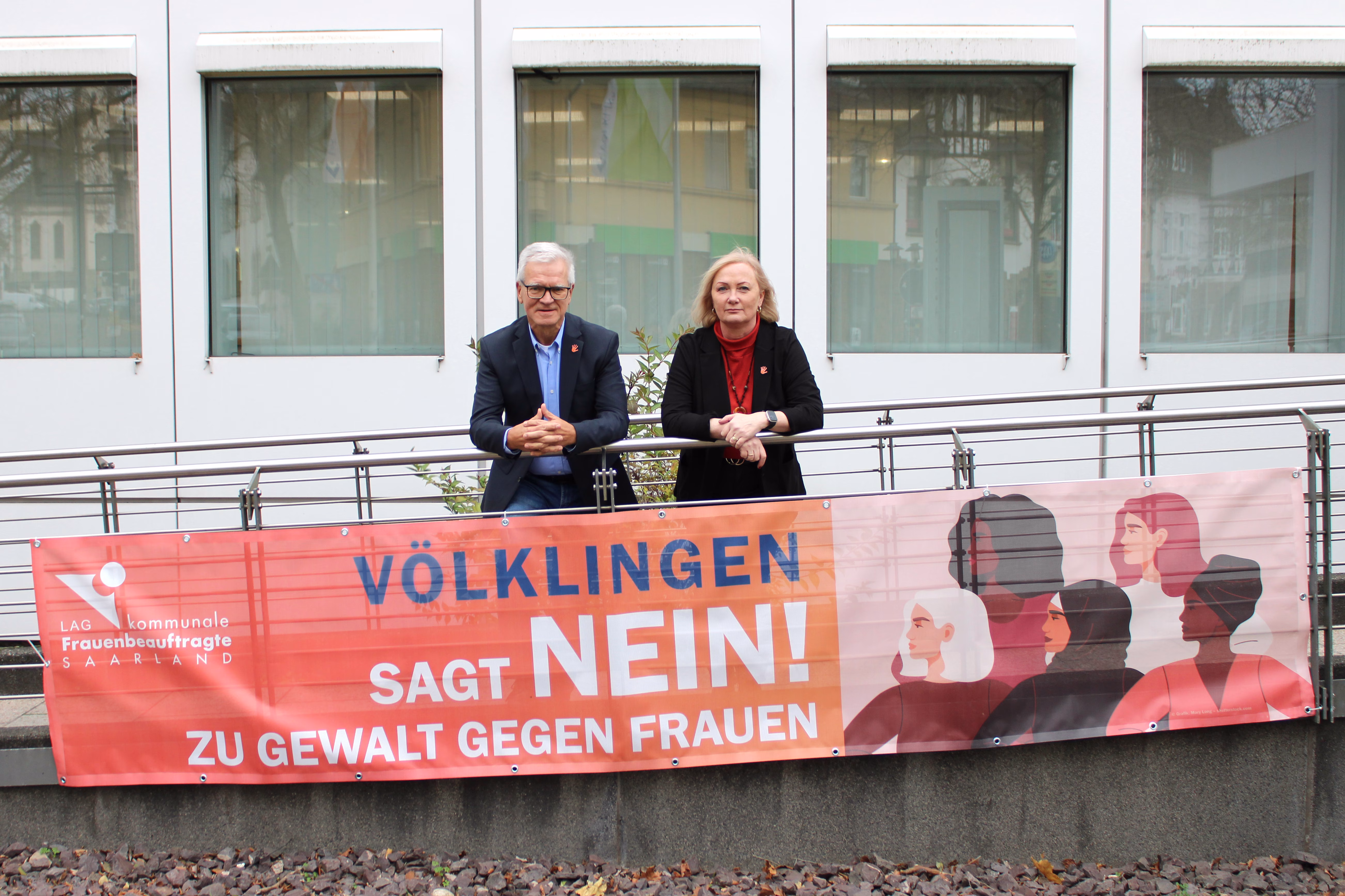 Die Völklinger Frauenbeauftragte Nicole Appel und Oberbürgermeister Stephan Tautz beziehen am Internationalen Tag zur Beseitigung von Gewalt gegen Frauen klar Stellung. nternationalen Tag zur Beseitigung von Gewalt gegen Frauen