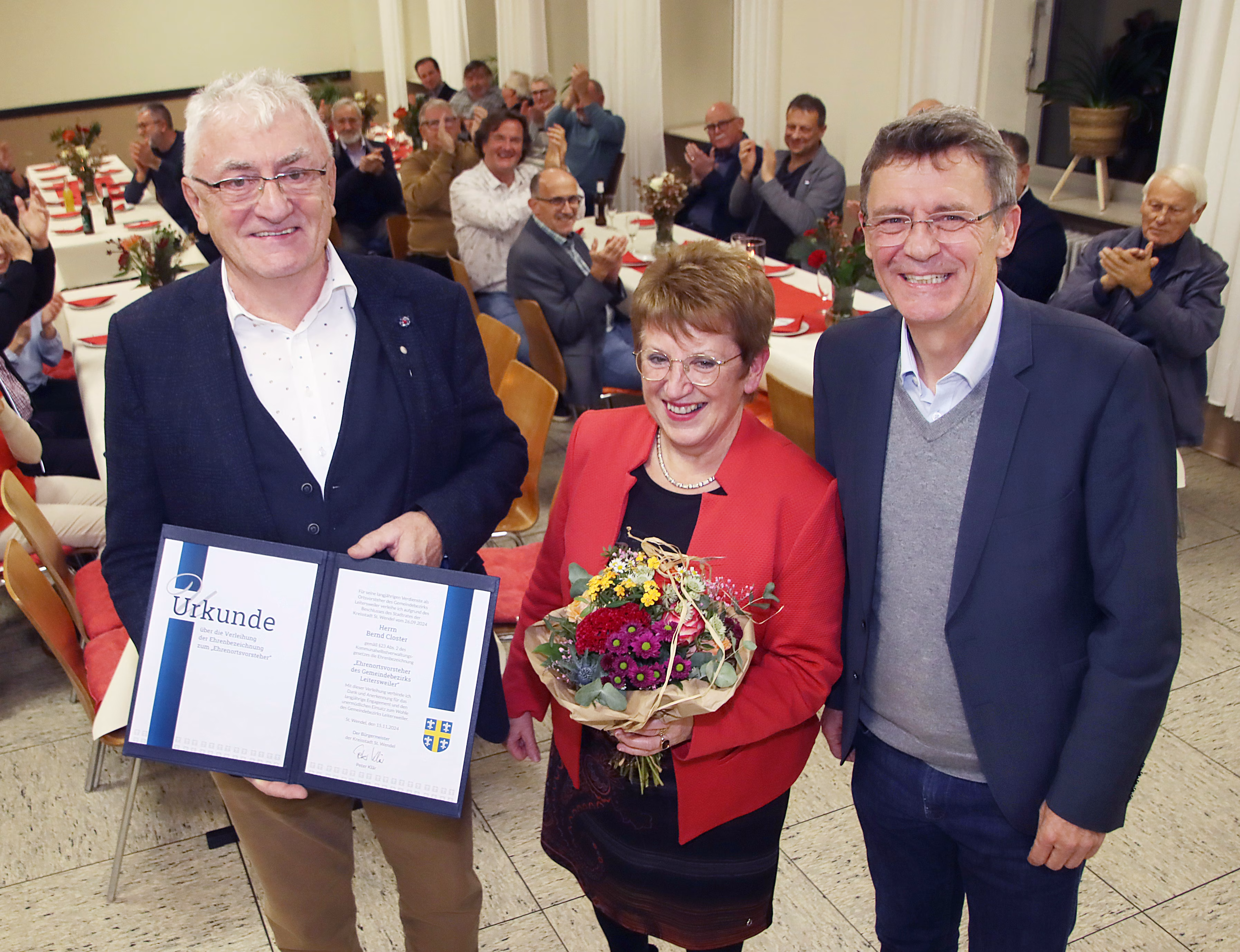St. Wendels Bürgermeister Klär (rechts) überreichte Bernd Closter (links) die Ernennungsurkunde zum Ehrenortsvorsteher. Leitersweiler Ehrenortsvorsteher