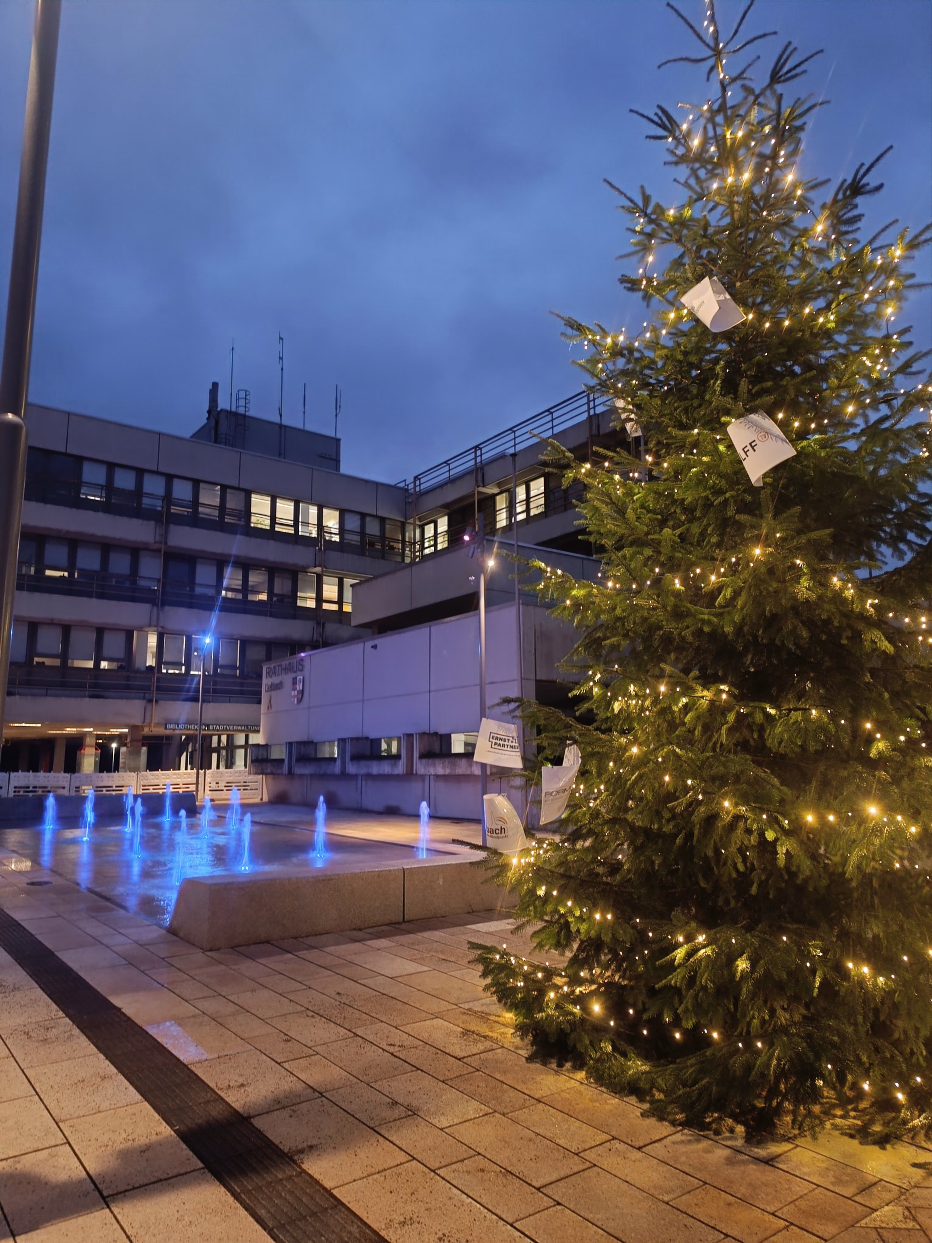 Vorweihnachtlicher Lichterglanz auf der Baustelle am Rathausplatz! Vorweihnachtlicher Lichterglanz auf der Baustelle am Rathausplatz!
