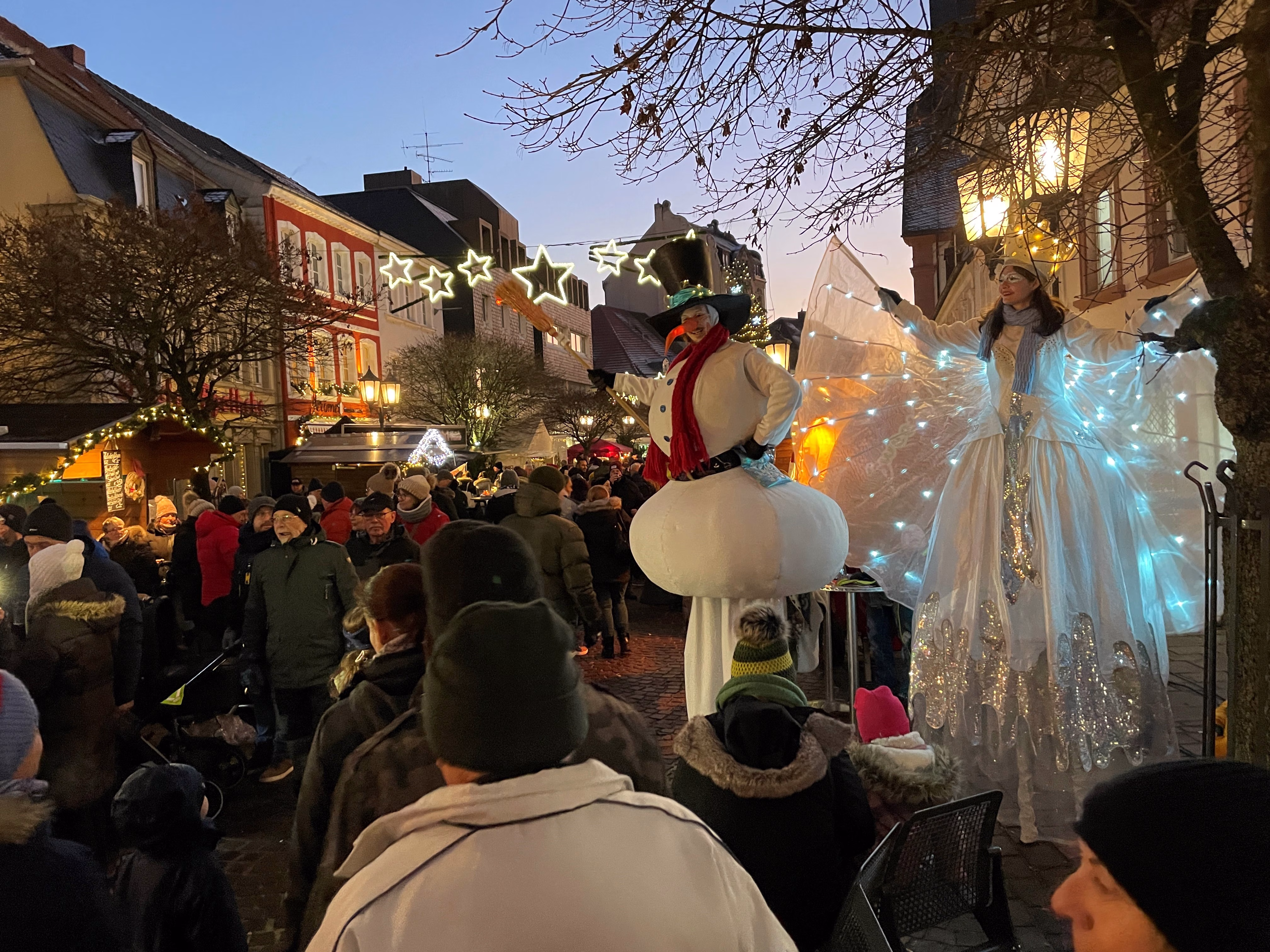 Die Stelzenläufer werden auch in diesem Jahr auf dem St. Ingberter Weihnachtsmarkt zu finden sein. Die Stelzenläufer werden auch in diesem Jahr auf dem St. Ingberter Weihnachtsmarkt zu finden sein.