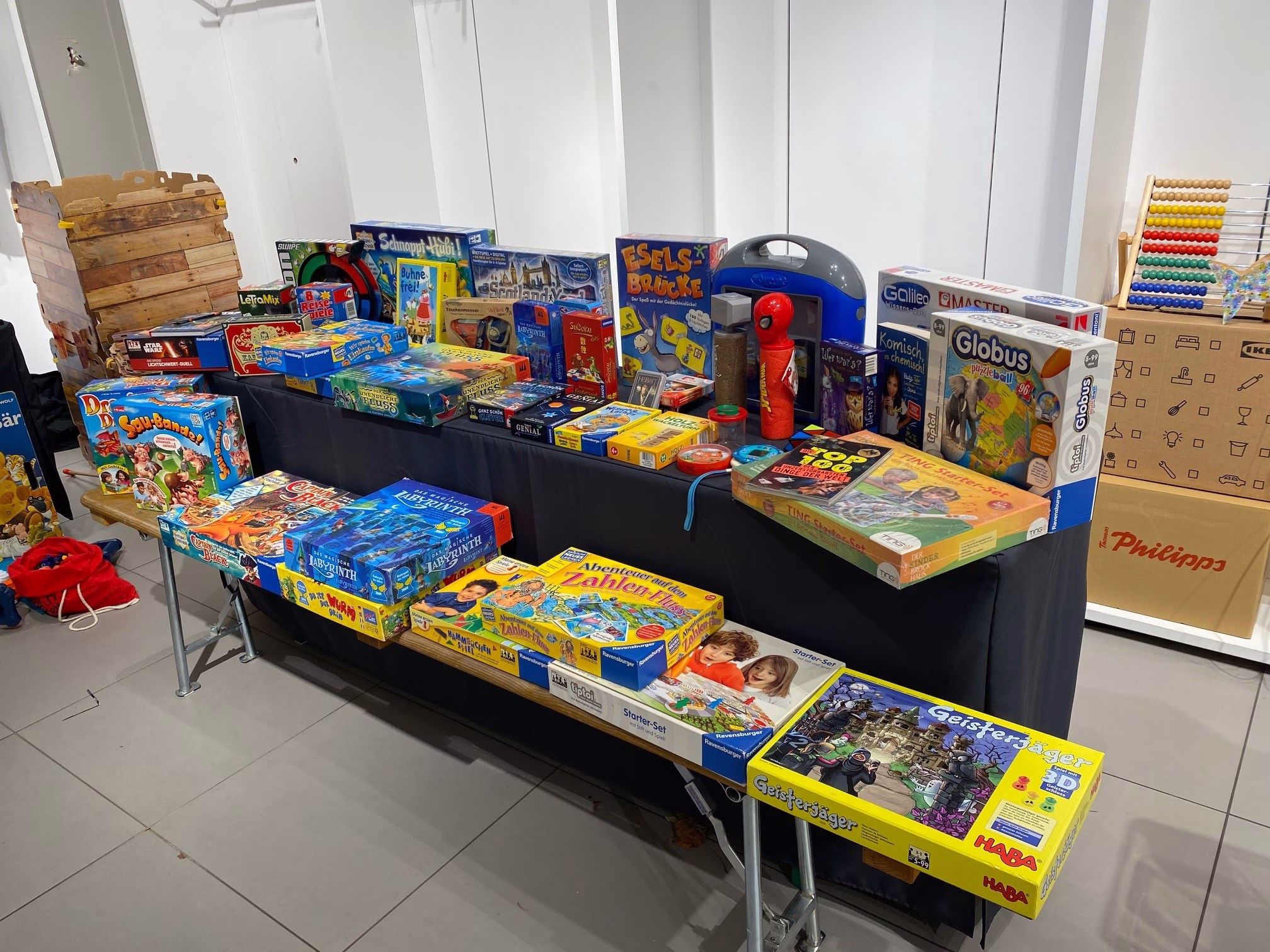 Spielzeug- Kinderkleiderflohmarkt im ehemaligen H&M-Gebäude Spielzeug- Kinderkleiderflohmarkt im ehemaligen H&M-Gebäude