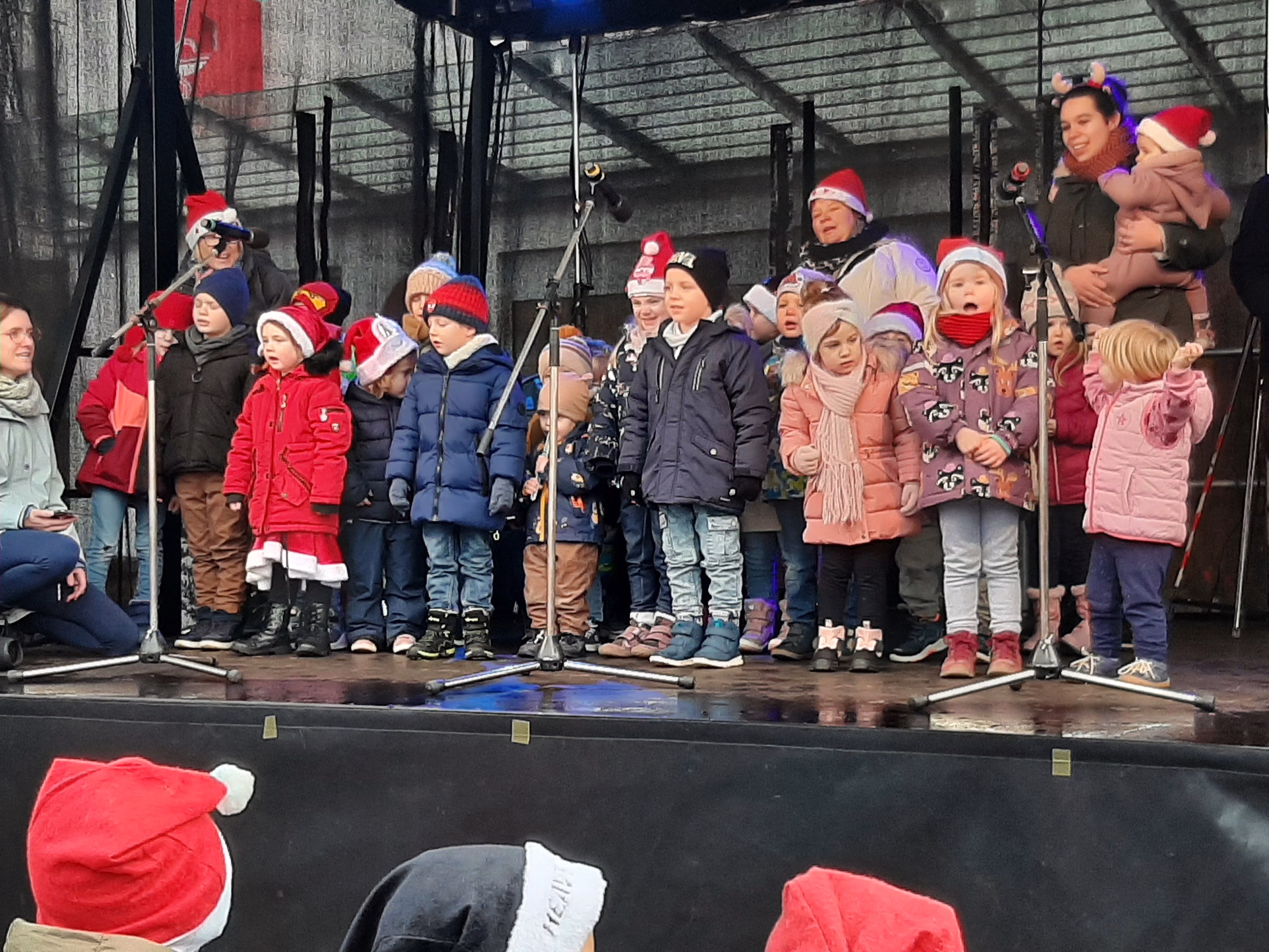 Die Kindergartenkinder eröffneten 2023 den Hasseler Weihnachtsmarkt. Hasseler Weihnachtsmarkt