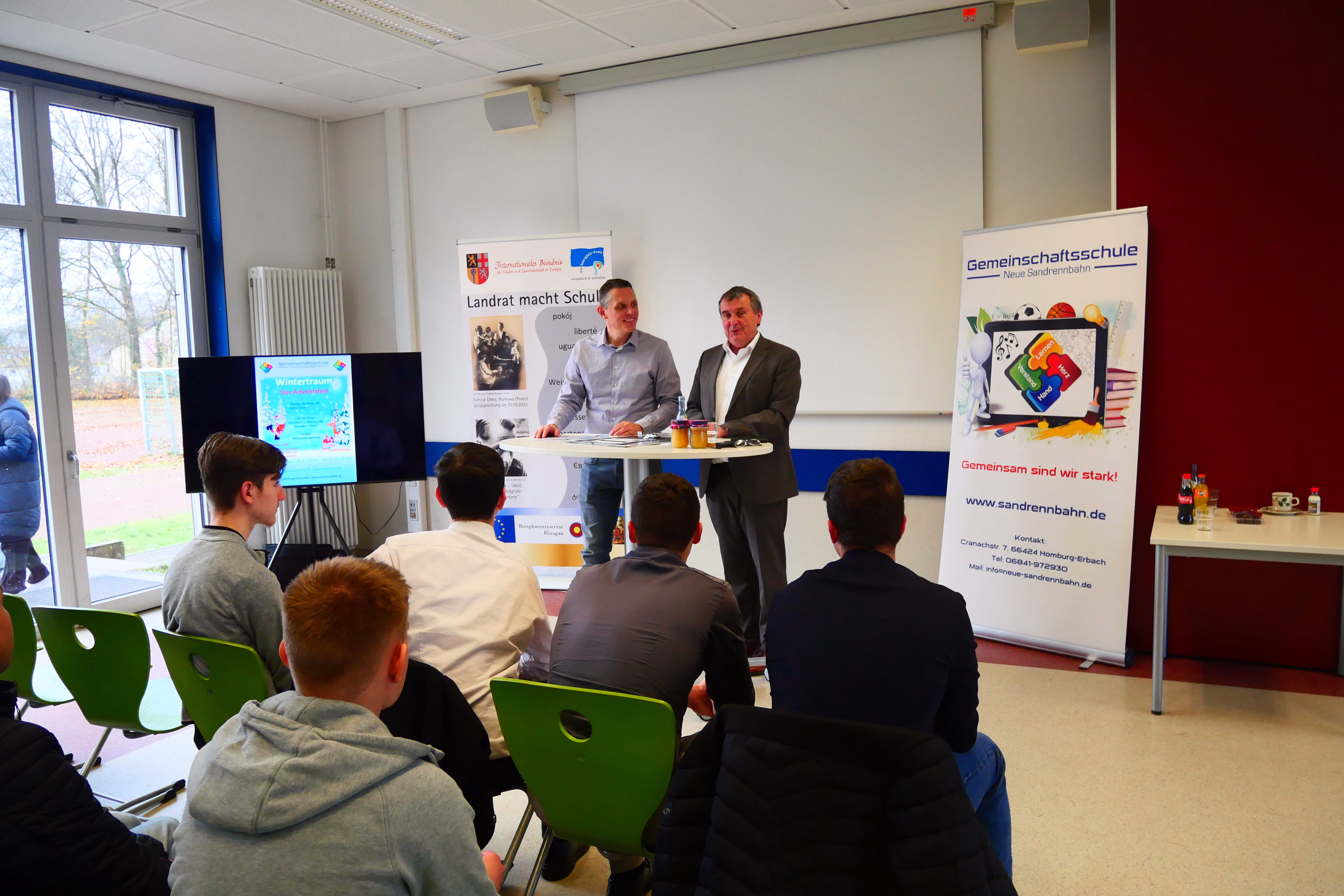 Schulleiter Thorsten Podevin (l.) dankte Landrat Dr. Theophil Gallo für dessen Kommen. Neue Sandrennbahn
