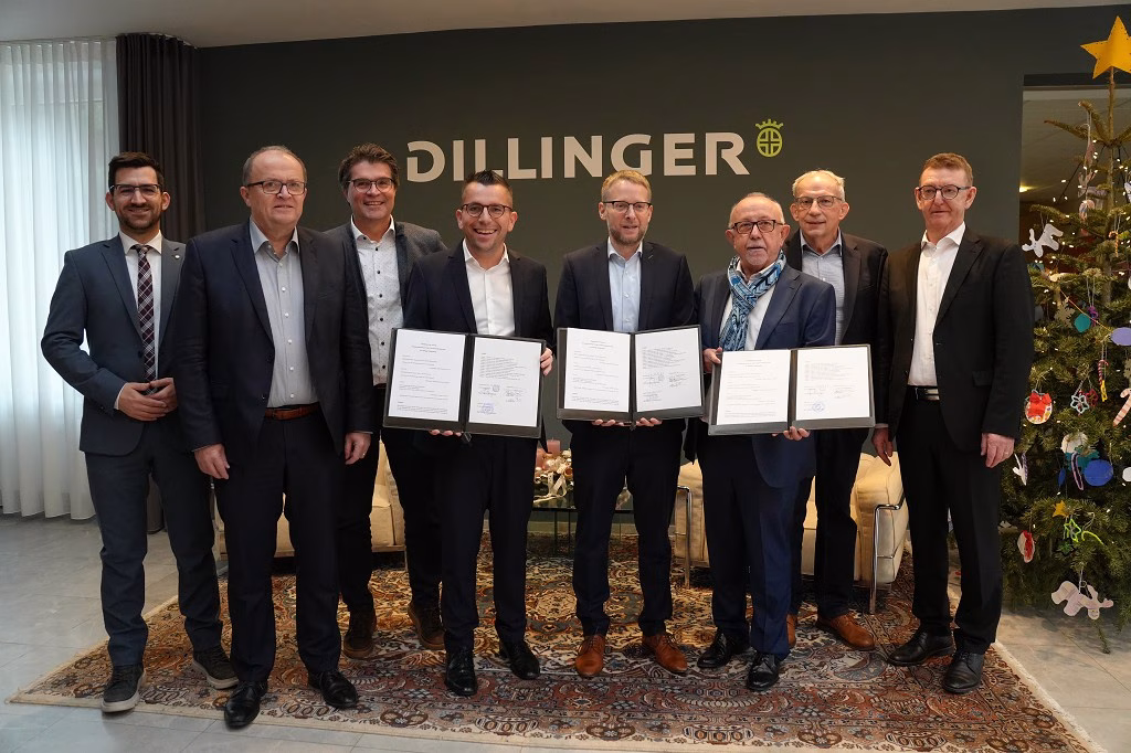 Unterzeichnung eines städtebaulichen Vertrages durch den Saarlouiser Oberbürgermeister Marc Speicher, den Dillinger Bürgermeister Franz-Josef Berg, Stefan Rauber, denVorstandsvorsitzender von Dillinger sowie Dr. Michael Bott von Dillinger Unterzeichnung eines städtebaulichen Vertrages durch den Saarlouiser Oberbürgermeister Marc Speicher, den Dillinger Bürgermeister Franz-Josef Berg, Stefan Rauber, denVorstandsvorsitzender von Dillinger sowie Dr. Michael Bott von Dillinger