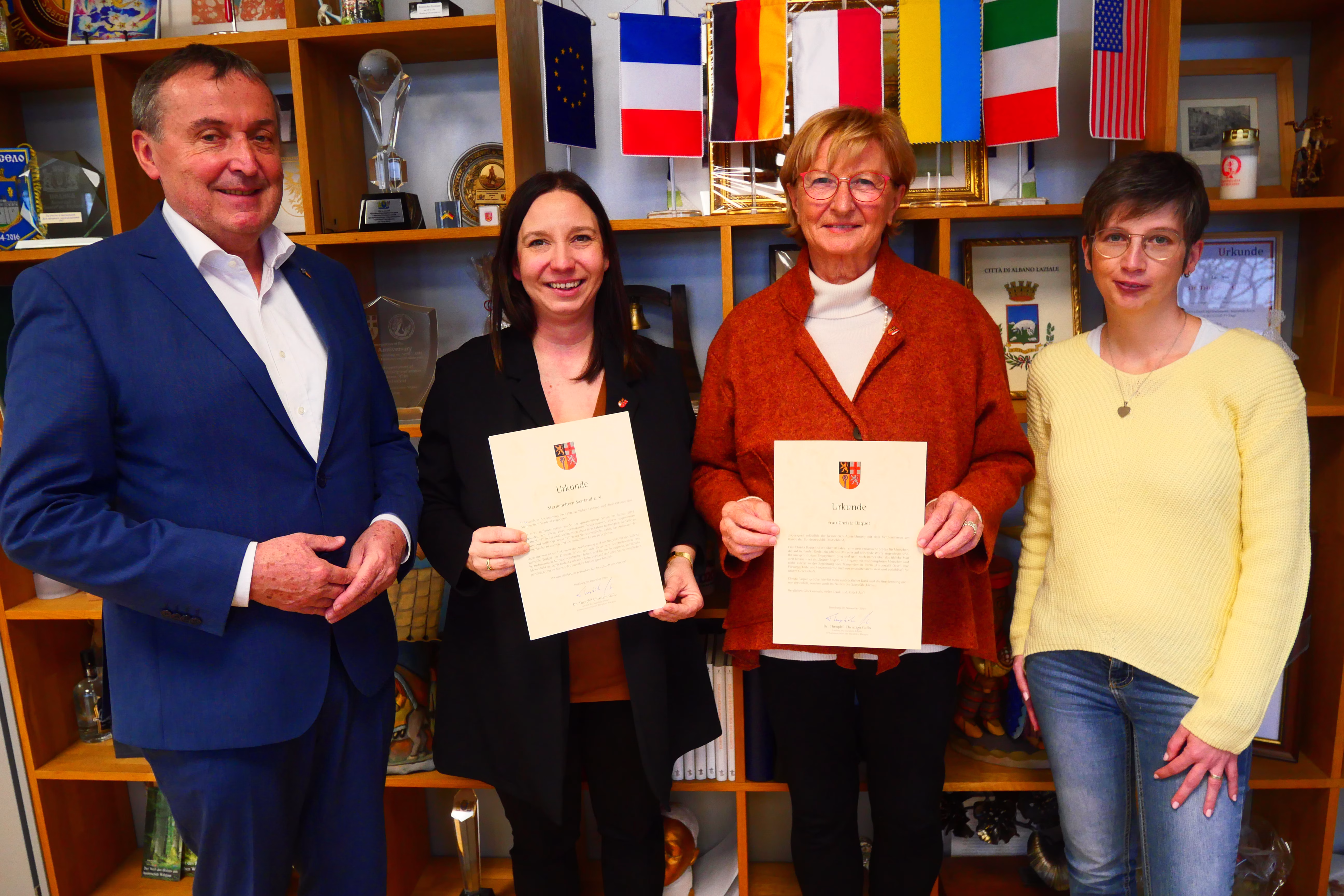 Bei der Spenden&uuml;bergabe (v. l.): Landrat Dr. Theophil Gallo, Sandra Kern, Christa Baquet und Stephanie Lattuca.