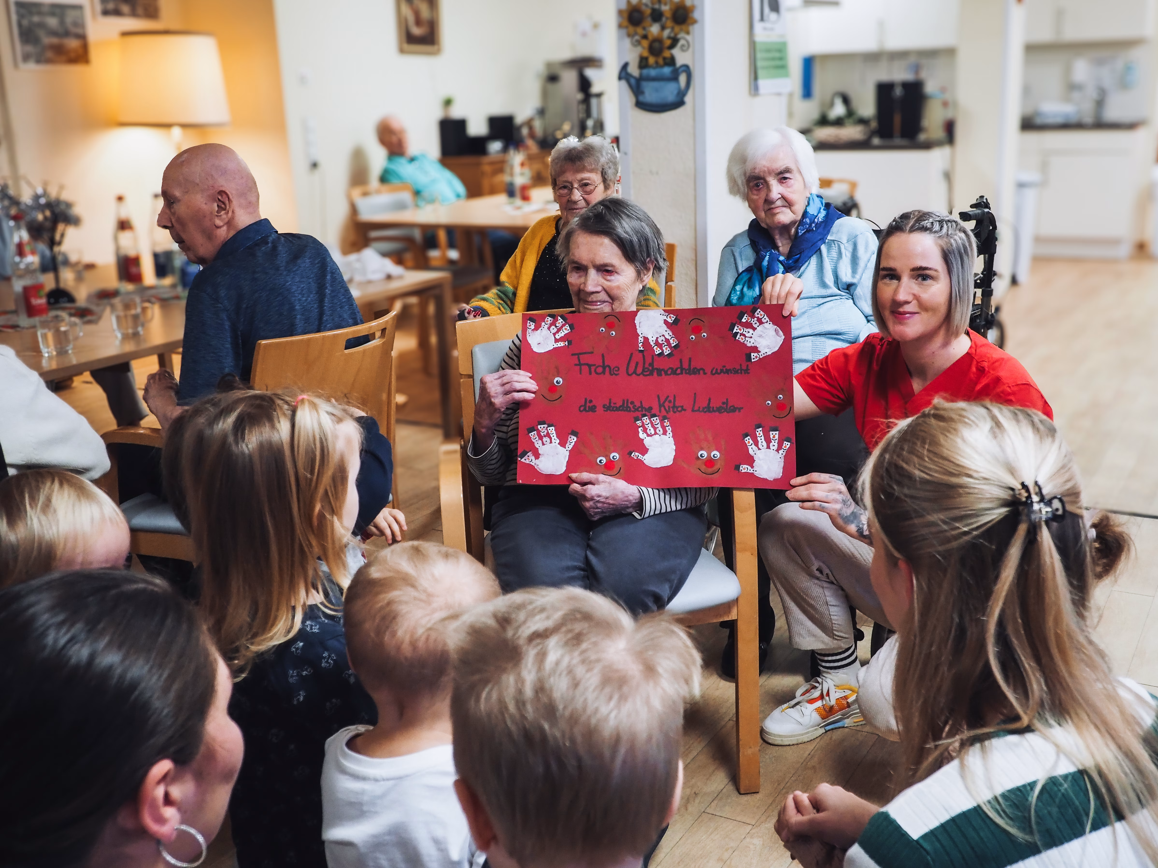 Gro&szlig; und Klein stimmen sich gemeinsam auf Weihnachten ein