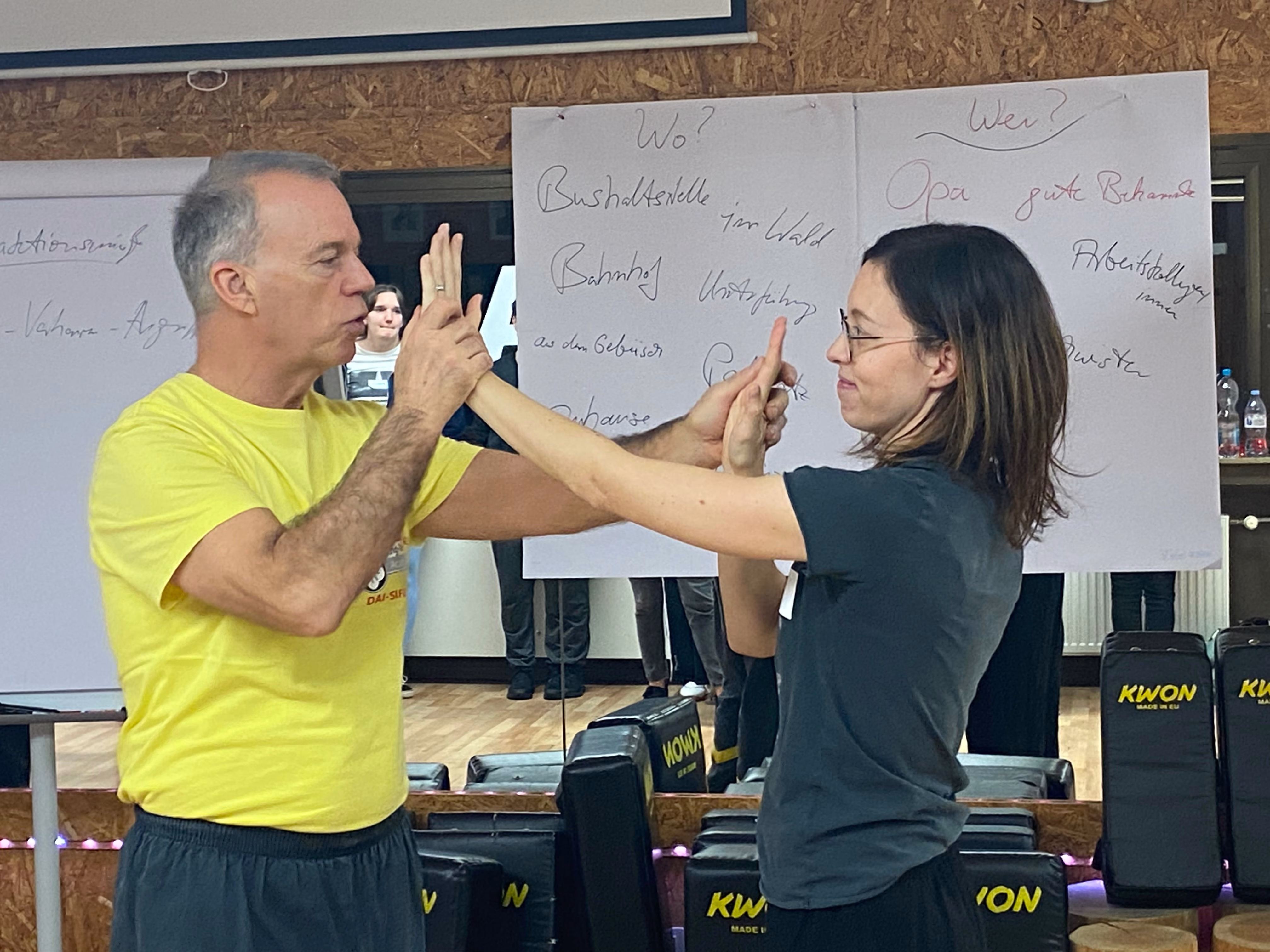 Sifu Martin Hoffmann mit einer Teilnehmerin beim Anwenden des Gelernten